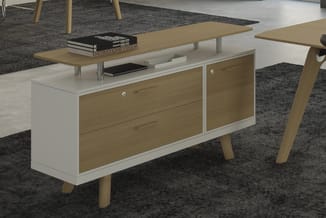 Moderne kantoorinrichting met wit-houten tv-meubel met laden, houten werkblad, grijze tapijttegels en houten stoelen in minim