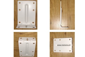 Witte montagebeugel voor wandmontage, vier zijden gefotografeerd. Kunststof bracket met gaten en centrale handgreep, meinema.
