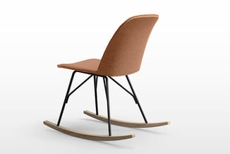 Schommelstoel met terracottakleurige bekleding, zwart metalen frame en gebogen houten glijders.