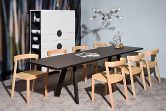 Moderne vergaderruimte met rechthoekige zwarte tafel, acht houten stoelen met naturel zitting, wandkast wit/zwart, sideboardk