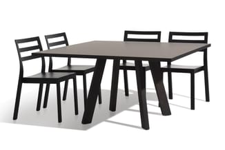 Zwarte vergadertafel met grijsblad en vier zwarte stoelen met horizontale rugsteun, tegen witte achtergrond.