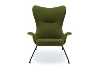 Groene fauteuil met hoge rug, armleuningen en zwart metalen poten op witte achtergrond.