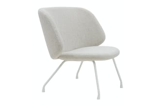 Witte loungestoel met gebobbelde zitting en gebogen rugleuning, op vier witte poten.