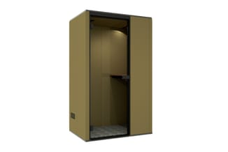 Gele belcel met zwart frame, open deur, enkele interne plank en grijs tapijt op bodem.