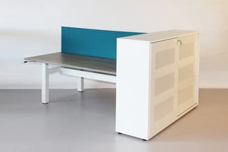 Modulair kantoormeubel met grijze werkblad, witte onderkast, turquoise akoestische scherm en beige perforeerde zijkast.