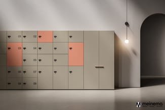 Wandmontagesysteem met nummering 01-09, enkele vakken in terracotta-oranje, zwarte handgrepen, in minimalistische ruimte met
