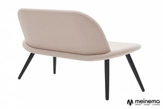 Beige stofbank met afgeronde rugleuning en zwarte houten poten, tegen witte achtergrond.