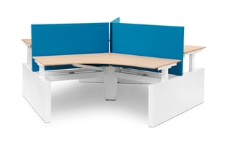 Hoekbureau met wit onderstel, natuurlijk houten blad en blauwe akoestische schermen aan beide zijden.