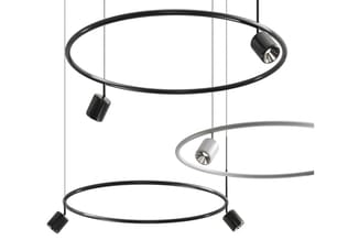 Drie hangende ronde verlichtingsarmaturen in zwart en grijs met geïntegreerde spotjes, op verschillende hoogtes opgesteld.