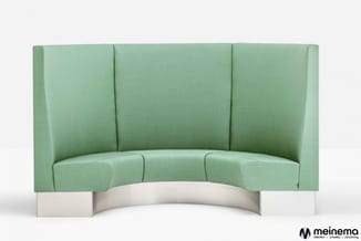 Groen gebogen loungebank met hoge rug en witte voetpanelen, frontaanzicht.