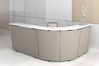 Gebogende receptiebalie in beige met wit werkblad in modern kantoorinterieur met glazen wand en houten panelen.