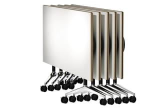 Set mobiele akoestische schermen met wit panelen, aluminium frame en zwarte wielen, in gesloten opstelling.