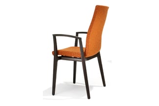 Vergaderstoel met armleuningen, oranje gestructureerde bekleding en zwart houten frame, achteraanzicht.