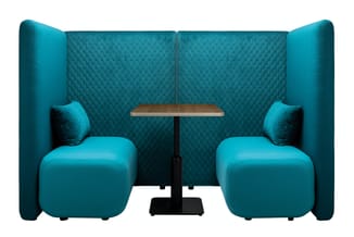 Turquoise akoestische booth met twee zitplaatsen, houten tafel en afscheiding aan achterzijde.