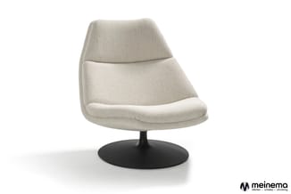 Draaibare fauteuil met beige stofbekleding en zwart voetsteunblad, op witte achtergrond.