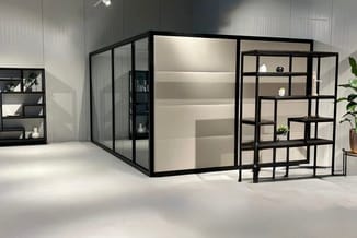 Moderne kantoorruimte met zwartmetalen frame-constructie, glazen wanden, beige wandafwerking, open stellingkasten en plantend