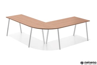 U-vormige vergadertafel met houten blad in natuurlijk hout en zilveren metalen poten op witte achtergrond.