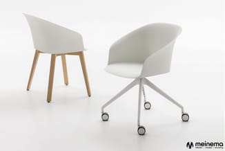 Twee witte design stoelen: links een vaste stoel met houten poten, rechts een draaibare stoel op wielen met stervormig onders