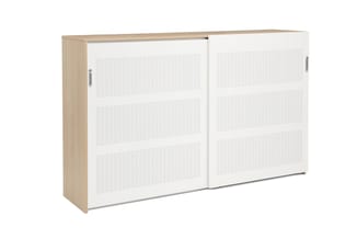 Lage kast met twee schuifdeuren, wit met geperforeerde panelen, naturel houten zijkanten, metallic handgrepen.