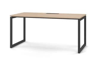 Rechthoekige bureau met naturel houten blad en zwart metalen frame, frontaal gefotografeerd tegen witte achtergrond.