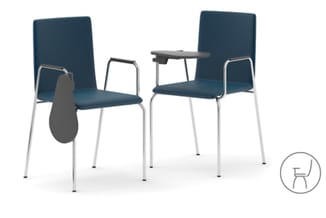 Blauwe stapelstoelen met armleuningen en zilveren metalen frame, een met schrijftablet, in groepsopstelling.