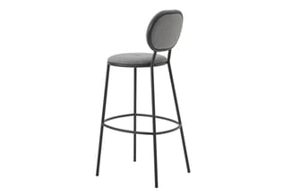 Grijze barstoel met ronde zitting en rugleuning, zwart metalen frame met voetsteun, modern design.
