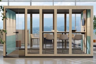Moderne vergaderruimte met lichte houten wanden, glazen deuren en tafel met beige barkrukken. Uitzicht op berglandschap.