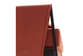 Rode stof fauteuil met zwarte metalen frame, zijkant gezien tegen witte achtergrond.