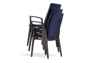 Gestapelde kantorstoelen met donkerblauwe gestoffeerde zitting en rugleuning, donkerbruin houten frame met armleuningen.