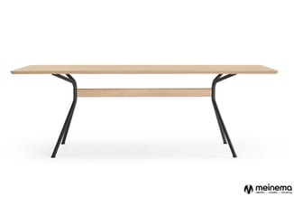 Houten vergadertafel met lichte houttint, zwart metalen poten met gebogen design en houten kruisbalk.