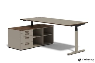 Elektrisch verstelbaar bureau met grijsbeige onderstel, donkerbruinhouten blad en bijzettafel met laden en open vakken.