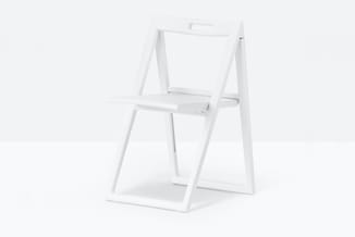 Witte opklapbare stoel met geometrisch frame design, voorzien van zitting en rugleuning, tegen neutrale achtergrond.
