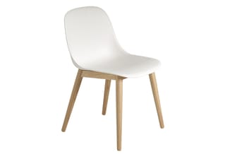 Moderne stoel met wit kunststof zitting en rugleuning, houten poten in natuurlijke houtkleur.