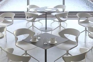 Modern kantoor met witte ergonomische stoelen rond zwarte vierkante tafel met servies, grote ramen, spiegeleffect.