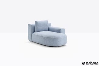 Lichtblauwe loungestoel met afgeronde vormen, kussens en armsteunen op witte achtergrond.