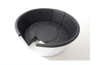 Ronde loungestoel met wit kunststof onderstel en zwart gestoffeerde zitting, inclusief bijzettafel.