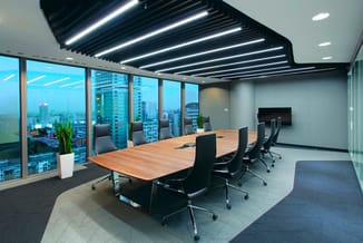 Renz Tune grote vergadertafel - Walnoot fineer boardroomtafel voor 12 personen - Design kantoortafel met chroom onderstel en kabelmanagement