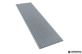 Grijze akoestische panelen met verticale ribbelstructuur, schuin geplaatst tegen witte achtergrond.