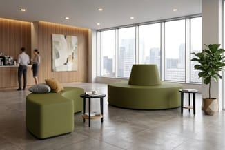 Modern kantoorinterieur met ronde groene poufzit, zwarte tafels, houten wandbekleding en glazen gevel met stadsuitzicht.