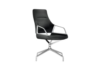Zwarte kantoorstoel met aluminium frame en vierpotige draaivoet, ergonomische rugleuning en armleuningen.
