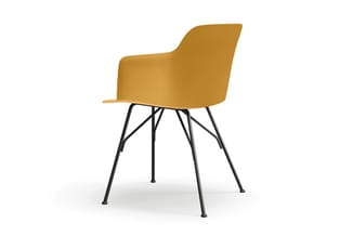 Gele stoel met gebogen rugleuning en armsteunen op zwart stalen frame met vier poten.