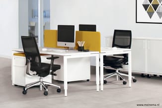 Kantoorwerkplek met twee witte bureaus, gele akoestische schermen, zwarte ergonomische stoelen op wielen en een iMac monitor.