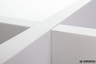 Detailweergave van witte aluminium profielen en grijze stoffering van kantoormeubels met textuurpatroon.