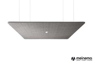 Grijze akoestisch plafondpaneel trapeziumvorm, opgehangen met vier witte snoren, met ingebouwde LED-verlichting.