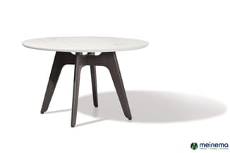 Ronde vergadertafel met wit marmeren blad en donker houten onderstel met vier gekantelde poten.