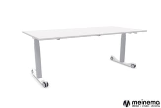 Witte vergadertafel op grijze poten met wielen, rechthoekig blad, frontaal gefotografeerd.