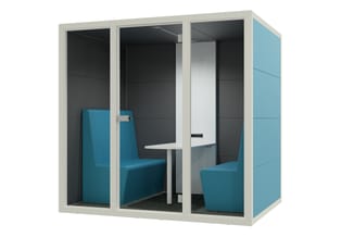 Akoestische belcel met wit frame, donkergrijze akoestische panelen en turquoise zijwanden. Twee turquoise stoelen aan witte t