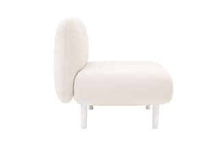 Wit gestoffeerde fauteuil met afgeronde vormen, hoge rugleuning en witte poten op neutrale achtergrond.