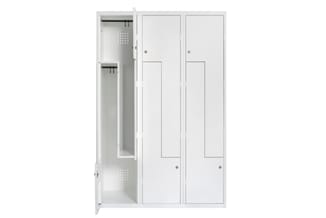 Witte garderobekast met drie deuren, twee gesloten kastdeuren rechts en één open deur links met hangers en ventilatieopeninge