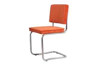Oranje bureaistoel met ribbelstof bekleding en chromen frameconstuctie, cantilever onderstel, geïsoleerd tegen witte achtergr